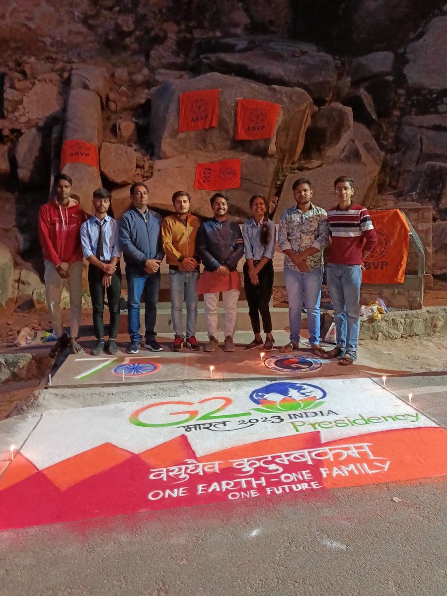 ABVPVoice's tweet photo. कानपुर प्रांत में अभाविप झांसी महानगर इकाई के कार्यकर्ताओं ने जी-20 की अध्यक्षता भारत द्वारा ग्रहण करने पर वीरांगना रानी लक्ष्मीबाई के किले के मुख्य द्वार पर जी-20 के प्रतीक चिन्ह की रंगोली बनाकर भारत की अध्यक्षता का स्वागत किया।

#G20Bharat
#G20India https://t.co/0JFcFjB9w6