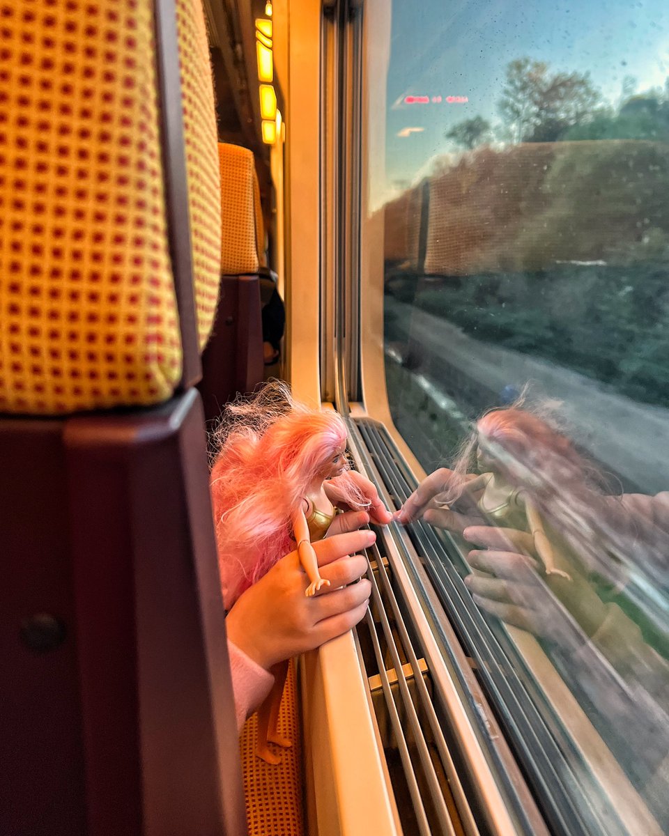 My view on the 09.40 train from Sevilla to Madrid… on my way home to see the dogs… #barbie #trainsofinstagram #españa🇪🇸 #renfe #ave #onlocation #travelphotography #aphotographerslife #shotoniphone