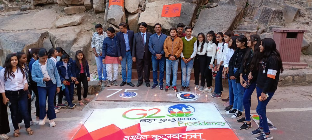 ABVPVoice's tweet photo. कानपुर प्रांत में अभाविप झांसी महानगर इकाई के कार्यकर्ताओं ने जी-20 की अध्यक्षता भारत द्वारा ग्रहण करने पर वीरांगना रानी लक्ष्मीबाई के किले के मुख्य द्वार पर जी-20 के प्रतीक चिन्ह की रंगोली बनाकर भारत की अध्यक्षता का स्वागत किया।

#G20Bharat
#G20India https://t.co/0JFcFjB9w6