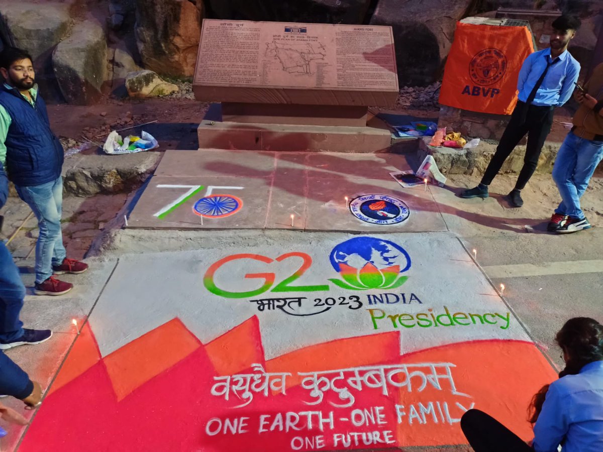 ABVPVoice's tweet photo. कानपुर प्रांत में अभाविप झांसी महानगर इकाई के कार्यकर्ताओं ने जी-20 की अध्यक्षता भारत द्वारा ग्रहण करने पर वीरांगना रानी लक्ष्मीबाई के किले के मुख्य द्वार पर जी-20 के प्रतीक चिन्ह की रंगोली बनाकर भारत की अध्यक्षता का स्वागत किया।

#G20Bharat
#G20India https://t.co/0JFcFjB9w6