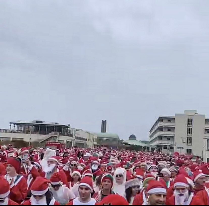 asburypark_NJ's tweet photo. A sea of Santa’s 
#asburypark #santaclaus #santarun #newjersey https://t.co/PS8HHa3tuD