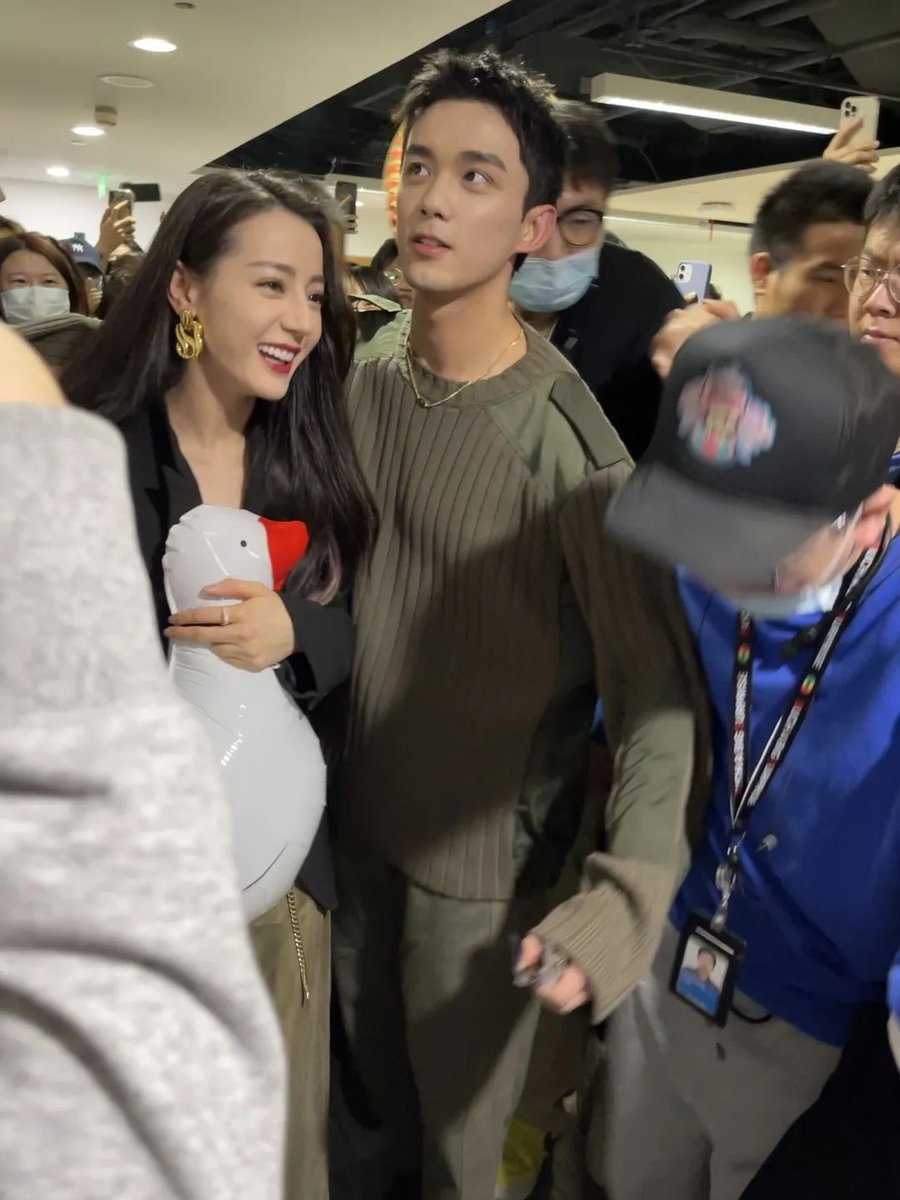 Lov3Selen0phile's tweet photo. Girl who protects other girls & the boy who protects her. 🤣🥰
#Dilireba #Wulei #AshileSun #LiChangGe #长歌行 #Dilraba #LeoWu #dilrabadilmurat #LeoWuLei #吴磊 #迪丽热巴 #GeSun #歌隼 #TheLongBallad #Leidi #磊丽 https://t.co/XvKJDuN96S
