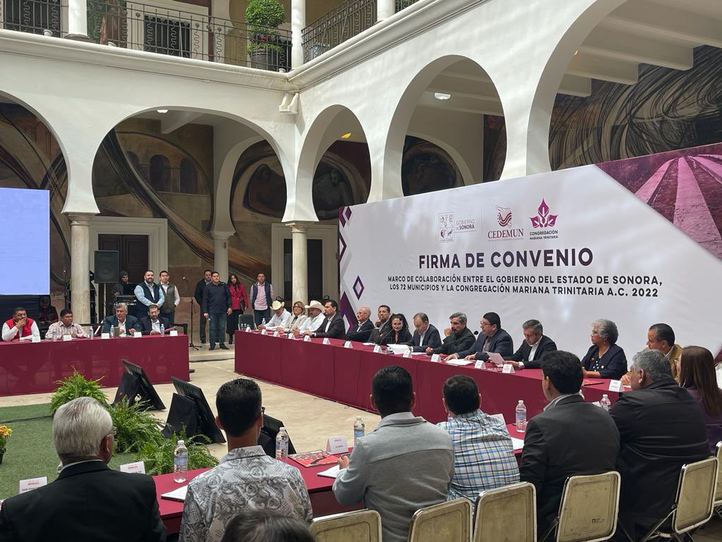 MayitoNavojoa's tweet photo. Junto al Gobernador del estado Alfonso Durazo durante la firma del convenio de colaboración del Gobierno del Estado, sus 72 municipios y la Congregación Mariana Trinitaria que formará parte del relanzamiento económico de #Navojoa y todo #Sonora. https://t.co/h3WyPnZuVk