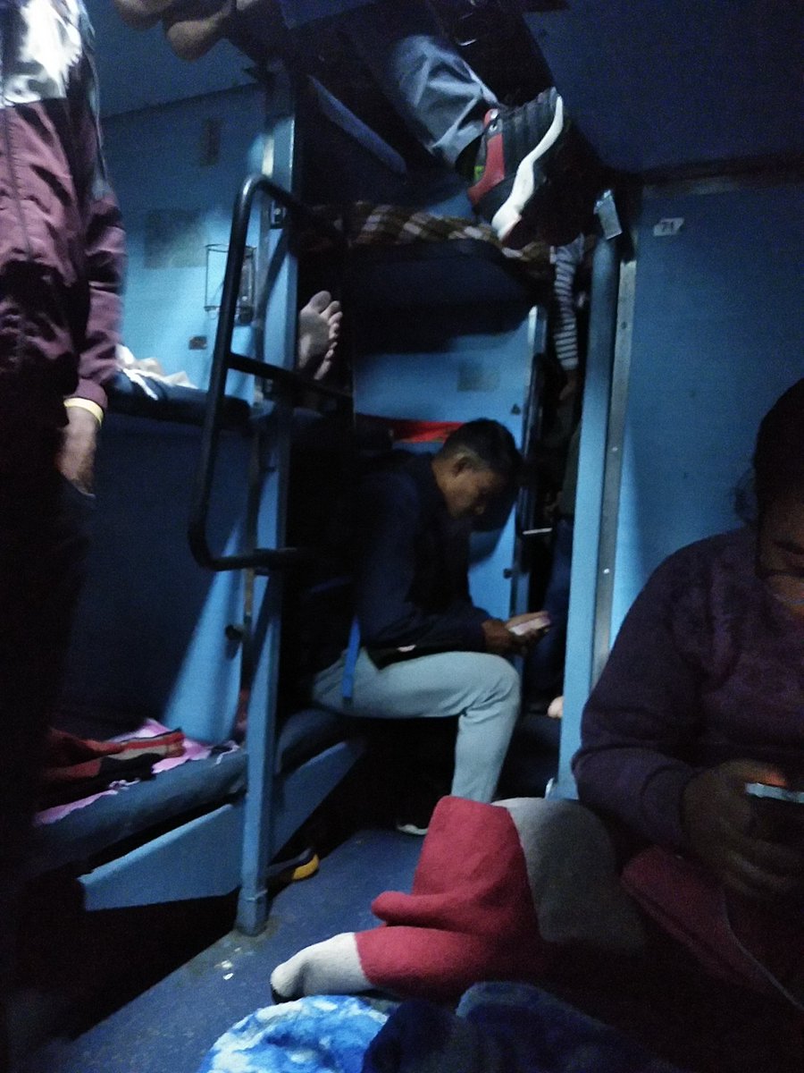dhekare1's tweet photo. @Rail_Minister  भिंड रतलाम इंटर सीटी आरक्षण डब्बे मे अतिरिक्त यात्री यो प्रवेश. ? https://t.co/ctUETL5UWG