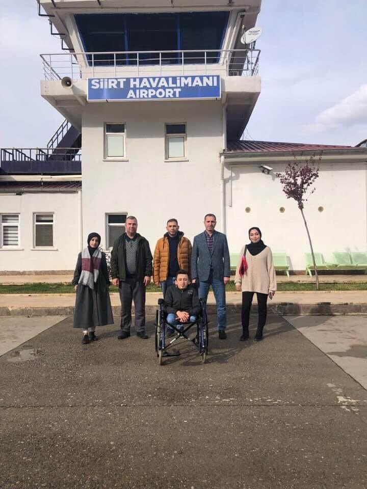 3 Aralık Dünya Engelliler Günü Vesilesiyle Siirt Beyazay Derneği olarak Siirt Havalimanı  Müdürümüz Sn Tahsin KAYA’yı ziyaret ettik. Müdürümüz Özel bireyimize hediye vererek koltuğunu kendisine devretti . İlgi ve alakası için teşekkür ederiz