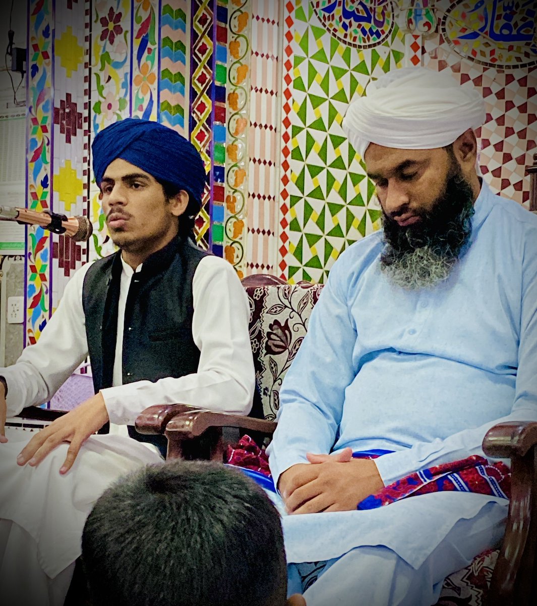 abdullah_Az_26's tweet photo. جن کو بریلی والے "احمد رضا" کھٹکتے ہیں

راہِ حق سے وہی گمراہ بھٹکتے ہیں… ✨🔥

☘️♥️
اعلیٰ حضرت تو ہماری جان ہیں…☘️💚

قبلہ استاد صاحب کے ساتھ…☘️💙

#poetry https://t.co/6upx6qevAa