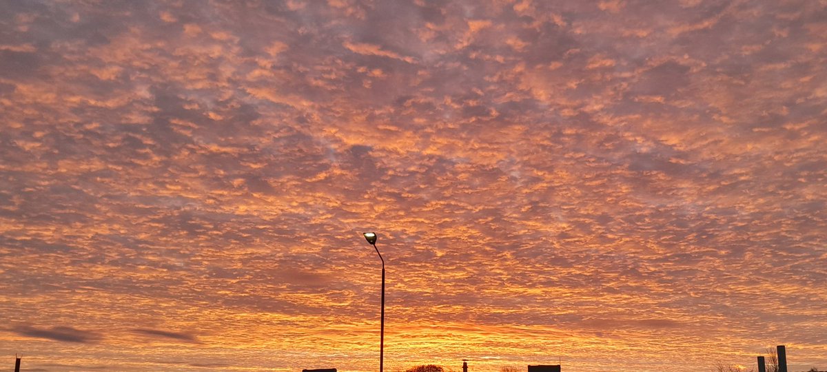 WeeBarkley's tweet photo. Lovely sky at 8:15 this morning 😃 https://t.co/yYNQlqKxLu