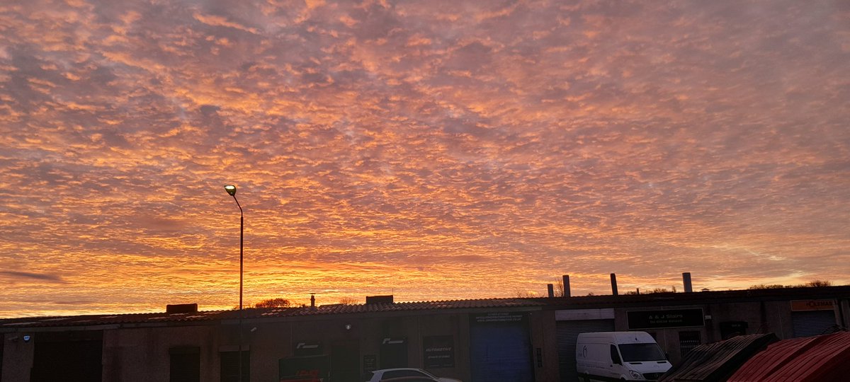 WeeBarkley's tweet photo. Lovely sky at 8:15 this morning 😃 https://t.co/yYNQlqKxLu