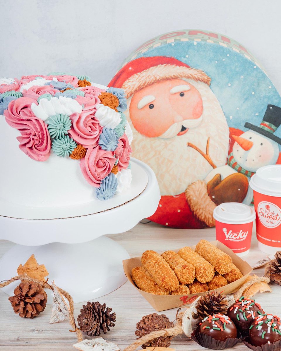 VickyBakery's tweet photo. We totally #sleighed this holiday spread. โ๏ธ๐
๐ผ #holidaydesserts https://t.co/zeh1Q6ZYp4