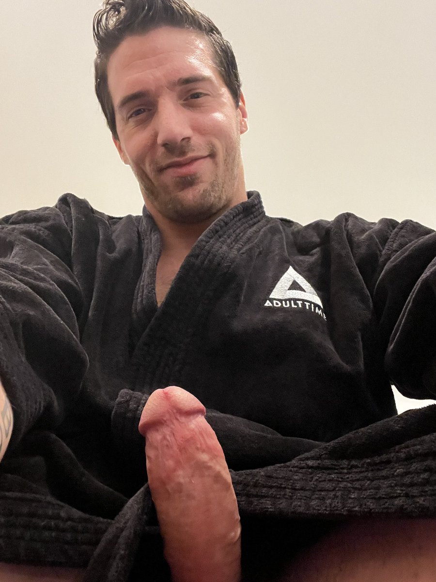 TyRoderickX's tweet photo. Rare picture of me smiling 🙂 https://t.co/BMTSKE6MeK