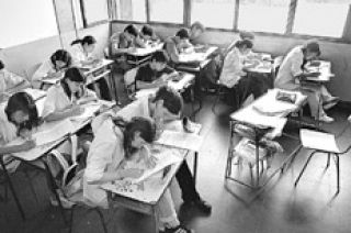 jang_minha's tweet photo. Pero en su lugar generó nuevas contrariedades como el traslado del problema financiero a las provincias, la falta de infraestructura para albergar más alumnos y aunque se logró mayor cobertura educativa, la calidad de aprendizaje no fue el esperada (Tenti y Tedesco, 2001, p.10). https://t.co/0CSCF109TO