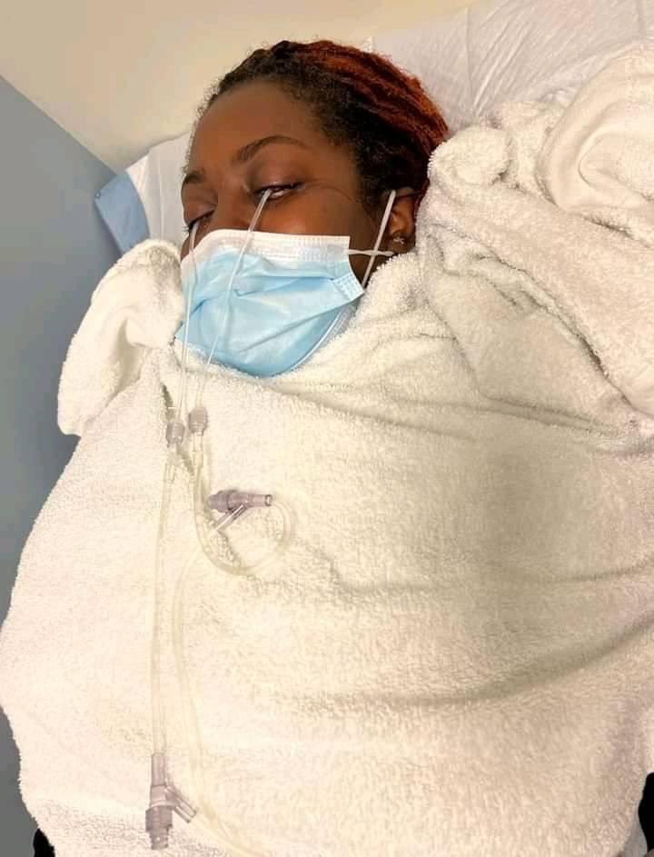 Carolinerathabe's tweet photo. Wanted to bring awareness to you Ladies that wears ”Lashes”  be careful of the glue that they are using, and make sure you’re not allergic to it.

They had to flush her eyes out 4X. The doctor said if she would’ve went to sleep, she would’ve woke up blind https://t.co/nl42SOC6oB