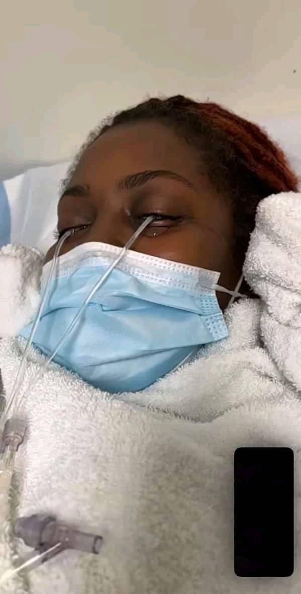 Carolinerathabe's tweet photo. Wanted to bring awareness to you Ladies that wears ”Lashes”  be careful of the glue that they are using, and make sure you’re not allergic to it.

They had to flush her eyes out 4X. The doctor said if she would’ve went to sleep, she would’ve woke up blind https://t.co/nl42SOC6oB