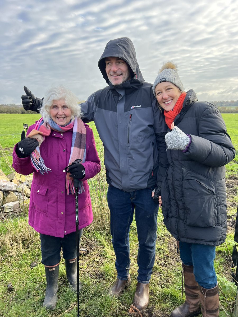 caenhillcc's tweet image. Can I have my bucket back, tiddler the sheep takes the bucket. Great to have our VIP visitors #sheepfeeding #bucketrun #vipvisitors