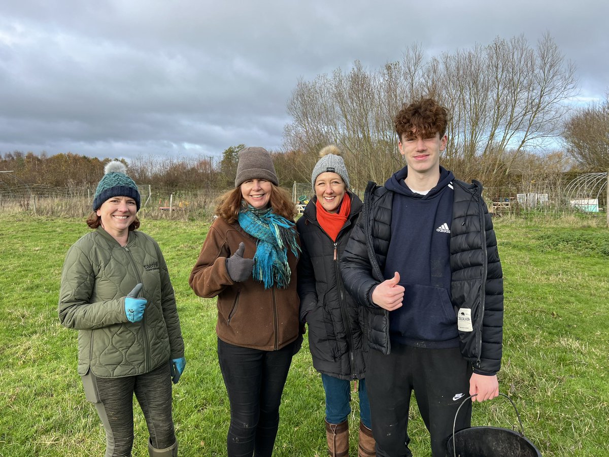 caenhillcc's tweet image. Can I have my bucket back, tiddler the sheep takes the bucket. Great to have our VIP visitors #sheepfeeding #bucketrun #vipvisitors