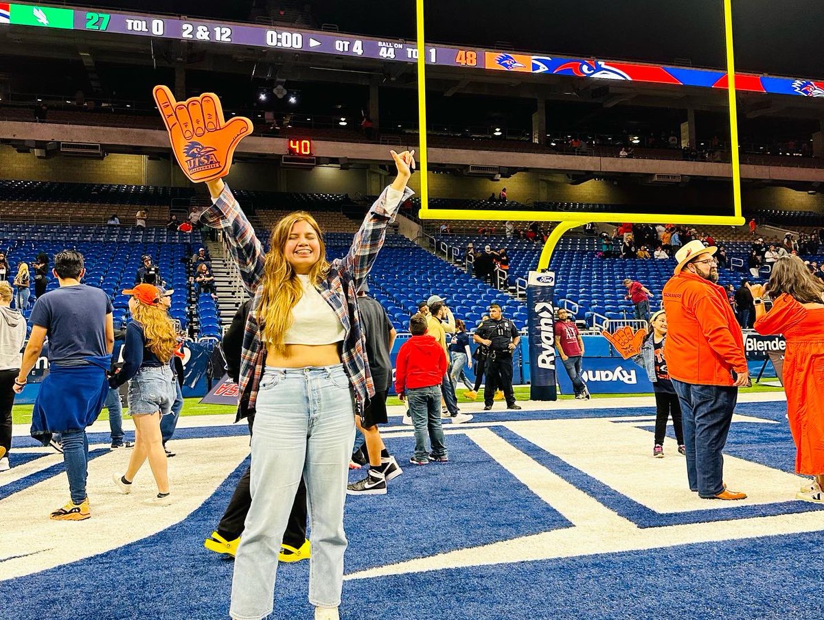 Alexxxxx04's tweet photo. Hey Siri….play back to back by Drake 🤙🏽🧡 #UTSA #champs #back2back https://t.co/aVEboAZowS