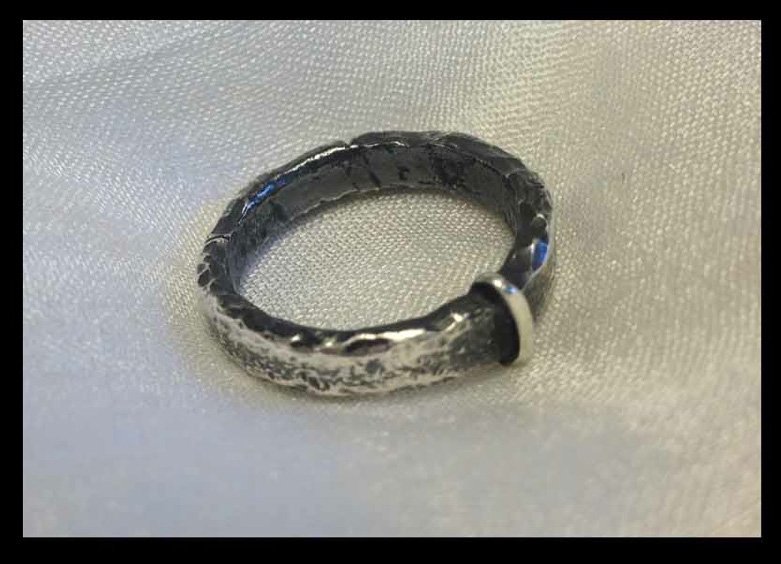 OutlanderUni101's tweet photo. @GilhooleyFrank Who made the first silver wedding ring used for #OUTLANDER Episode 107: THE WEDDING? The replicas sold in shops don't look as good, IMHO.
Note: I already know who made the second silver wedding ring used starting in Episode 406: BLOOD OF MY BLOOD to #RestoreTheRing by @Writer_DG. https://t.co/nFrDLcGO9x