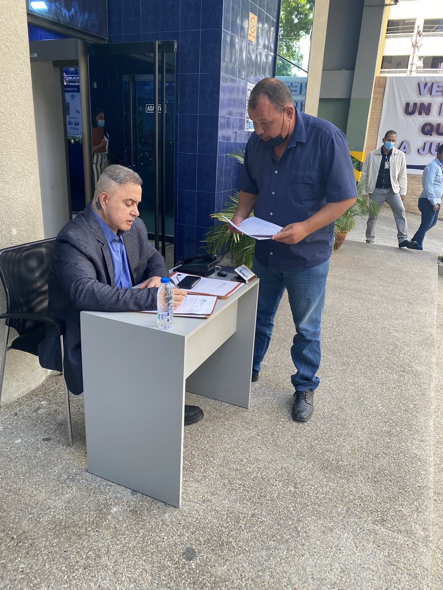 TarekWiliamSaab's tweet photo. 1) #AHORA realizamos atención directa y #personalizada a nuestro pueblo en la entrada del @MinpublicoVEN en Valencia ( Carabobo ): dando el ejemplo a todos el funcionariado de tan digna institución en como atender de manera eficiente y en tiempo real las denuncias populares https://t.co/zkmxEBJatL