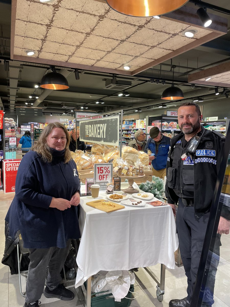 PC Dee Stanley & PC Kev Johns have been in #Upton @warners_stores @WarnersTaste taking the @WhiteRibbon_UK promise with members of the public to end violence against Women & Girls. @BeausBakehouse #TheGoal #DomesticAbuse #16days #WhiteRibbon