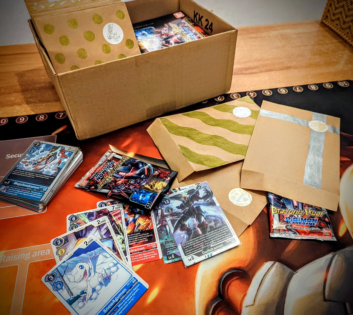 Ich präsentiere den internen <a href="/Paperback_Cast/">Paperback</a> Adventskalender, den wir in geheimer Absprache von <a href="/Matshukle/">Ginius</a>, <a href="/jennseroni/">Jenni</a> &amp; <a href="/Vanillekeksy/">Vanillekeksy</a> alle 3 bekommen haben!

Regeln: jeden Tag wird ein Digimon-Booster zusammen im Call geöffnet &amp; sich gegenseitig vorweihnachtlich angepöbelt ♥️