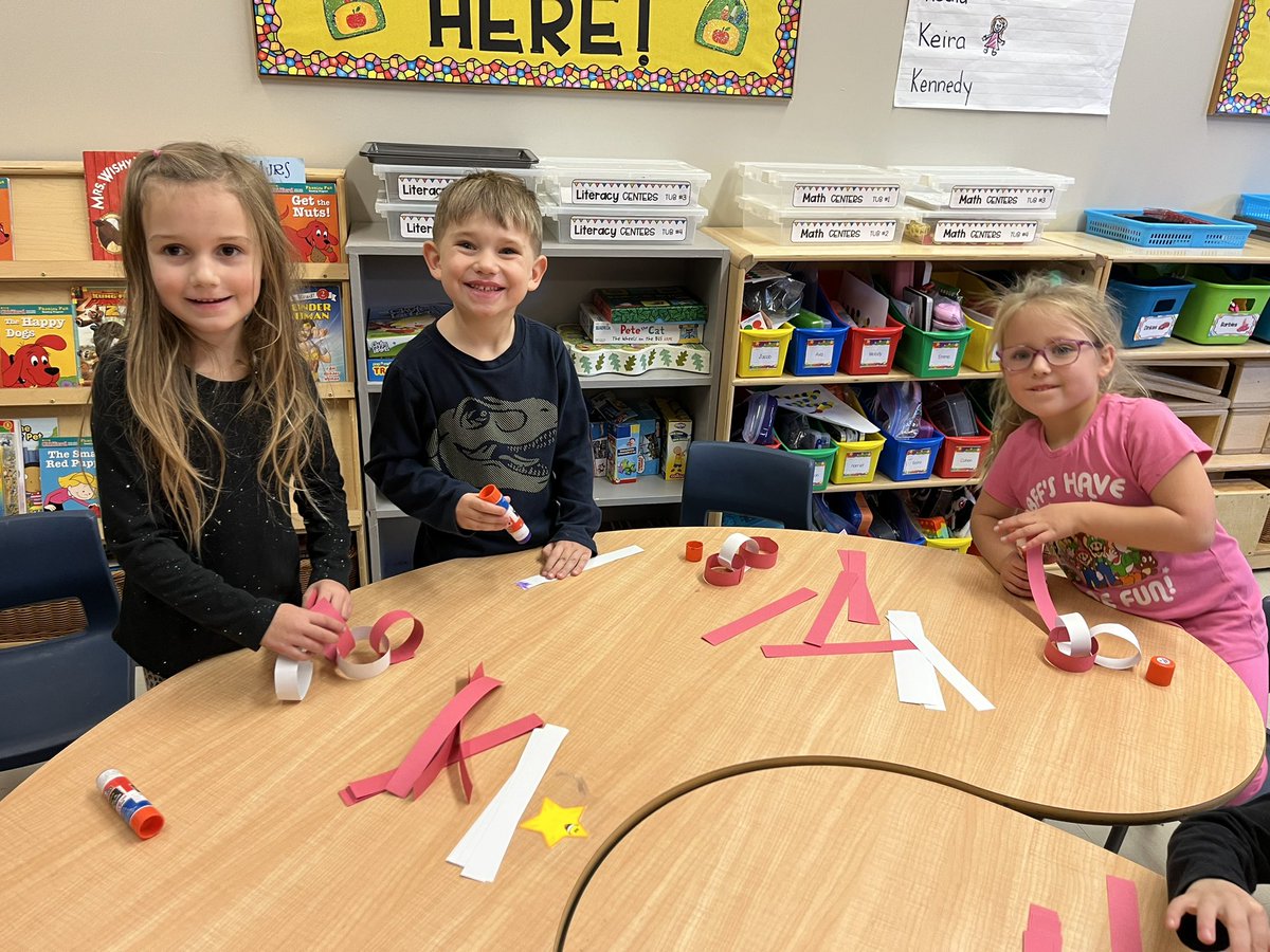 mrsnoelsclass's tweet photo. A nostalgic activity today that taught us so much! #collaboration #cooperation #patterns #comparinglength @HolyCrossElem https://t.co/7zXeWDZFYS