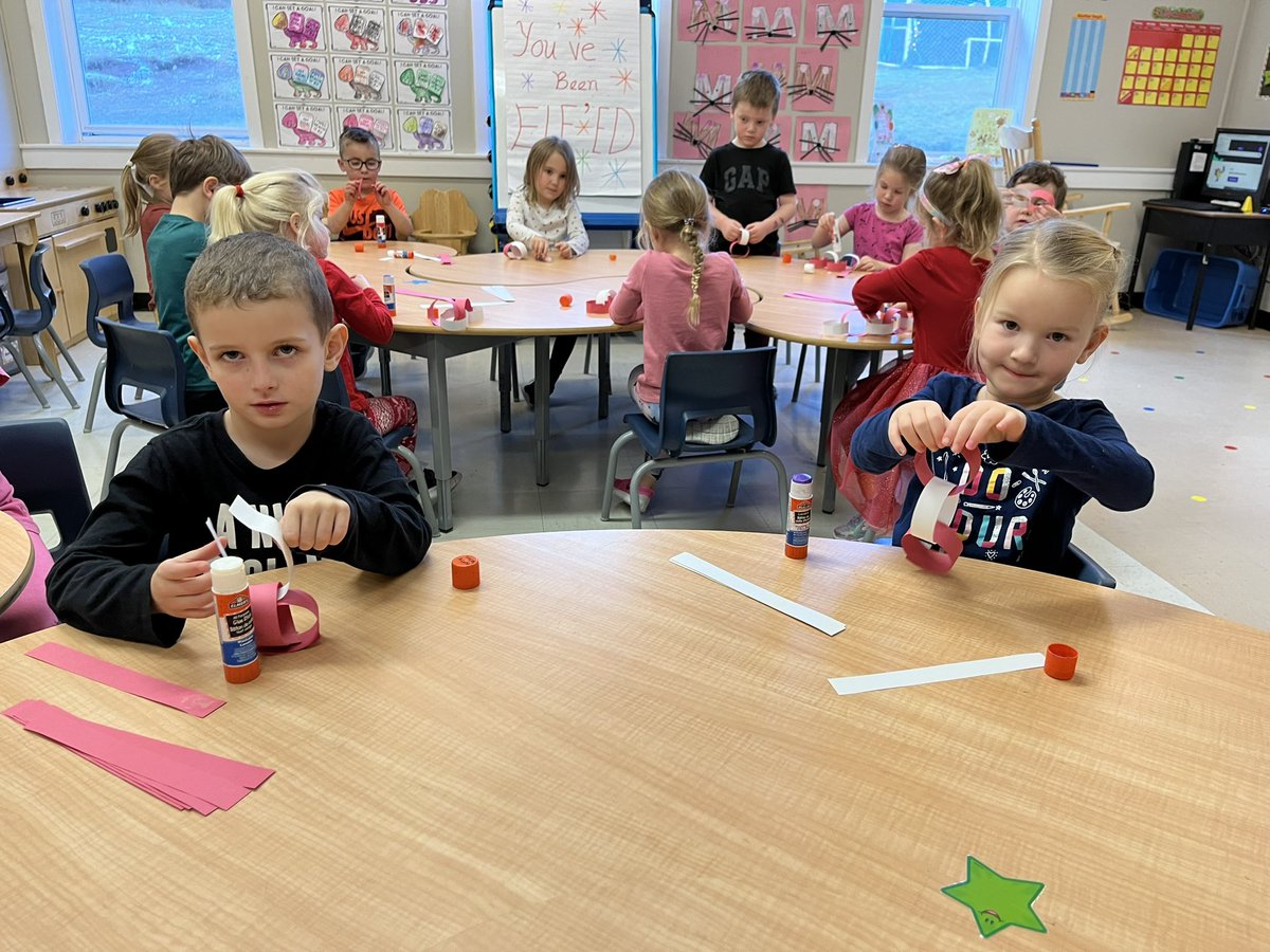 mrsnoelsclass's tweet photo. A nostalgic activity today that taught us so much! #collaboration #cooperation #patterns #comparinglength @HolyCrossElem https://t.co/7zXeWDZFYS