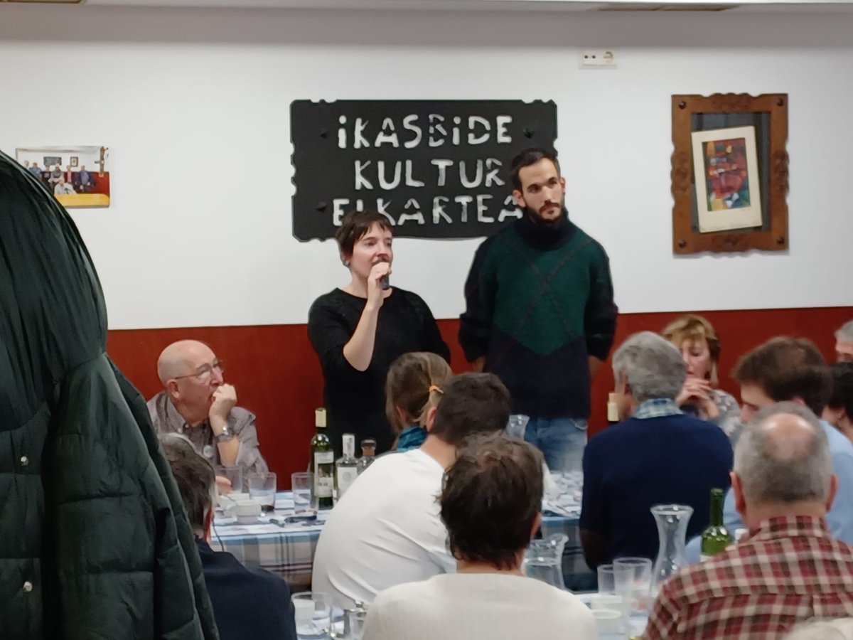 IKASBIDE Kultur Elkartea (@ikasbideelkarte) on Twitter photo Oso giro polita gaurkoa! Bertso bazkaria Oihana eta Juliorekin. Mila esker denoi!
<a href="/donostiakultura/">Donostia Kultura</a> <a href="/AAVVAmaraBerri/">AAVV de Amara Berri</a> Oso giro polita gaurkoa! Bertso bazkaria Oihana eta Juliorekin. Mila esker denoi!
<a href="/donostiakultura/">Donostia Kultura</a> <a href="/AAVVAmaraBerri/">AAVV de Amara Berri</a>