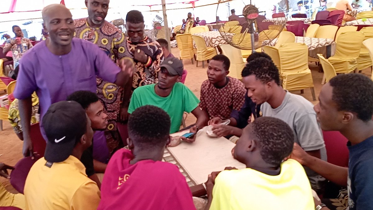 Those days men practically becomes relative of whoever celebrating lesekese... Onje wole straight... Kai. It was fun having them around sha... Be wontin je tihin ni wonje toun. Very funny scene to view😋🤣. This is one of the celebrants making jokes with them. They made his day