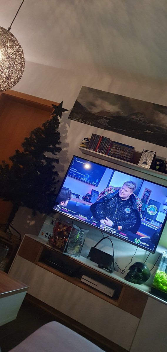 DeadSabreeina's tweet photo. Nebenbei den Weihnachtsbaum aufbauen und dekorieren 😍🔥🎅🏽🎄✨️ #FriendlyFire8 #friendlyfire #FF8 @friendlyfireexe #christmastime https://t.co/d8C6LPcFHy