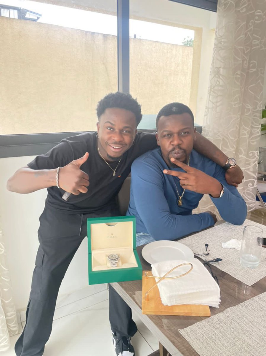 En plus d’être mon Temoin de mariage mon mentor, celui qui m’aide a prendre les meilleurs décisions dans l’investissement, dans la vie , dans les choix. Mr Nomeledje Diby vient de m’offrir une Rolex en surprise ce matin
Merci encore🩸🖤 ce genre de geste qu’on oublie jamais.