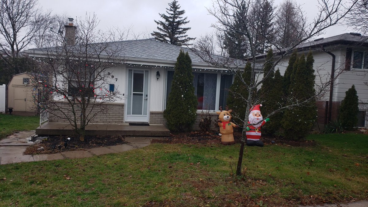 ShauneWalt's tweet photo. Nothing like setting up Christmas lights in the rain!
#GreenChristmas
#MerryHoHo https://t.co/prhADZ3v9j