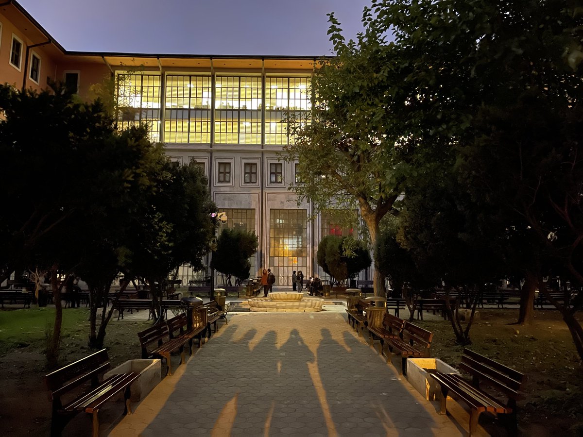 “Elbisem çok eski olsun... Fakat bahçemde en iyi güller yetişsin."

Ahmet Hamdi Tanpınar - Huzur 
￼