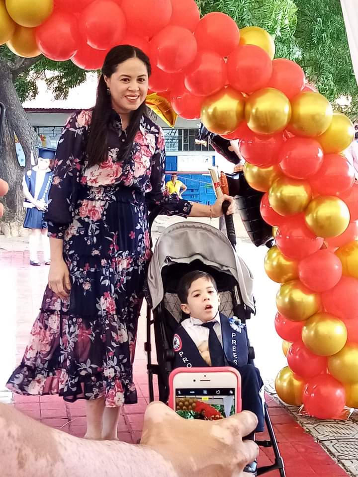 #DiciembreAlegriasFamiliares
Él es Mathías Agustín Acuña Herrrera, diagnosticado con Parálisis Cerebral, hoy recibe su diploma de III Nivel, Centro Escolar El Güegüense, Distrito IV, Managua. ¡Mamá Orgullosa!
Cortesía: <a href="/minednicaragua/">Ministerio de Educación Nicaragua</a> 
#UnidosEnVictorias 
<a href="/FloryCantoX/">Flor y Canto 🇳🇮</a> <a href="/Nzoesilva/">𝚉𝚘𝚎 𝚂𝚒𝚕𝚟𝚊 ✨</a>