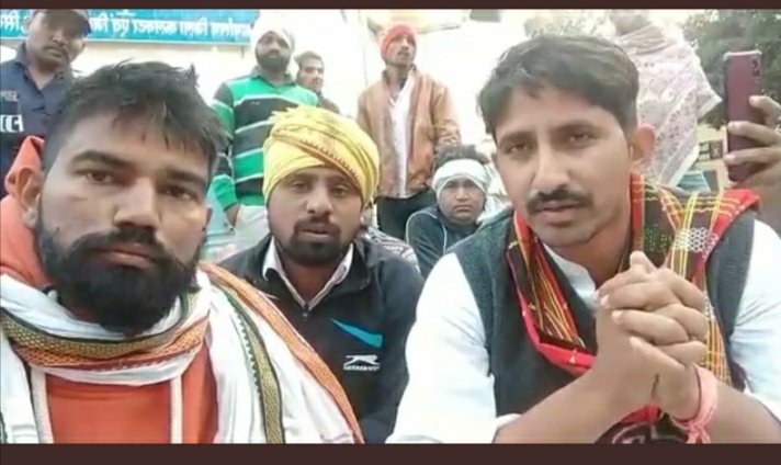 सिरोही जिला मुख्यालय कार्तिक भील प्रदेश सचिव के न्याय हेतु धरने पे बैठे विधायक महोदय चौरासी Rajkumar Roat और अन्य वहां मौजुद सभी साथियों के लिए वहां का प्रशासन न खाना ले जाने दे रहे है और न ही बिस्तर ले जाने दे रहे है। ये लोकतंत्र कि हत्या है ऐसा गुंडागर्दी रवैया ठिक नही है,