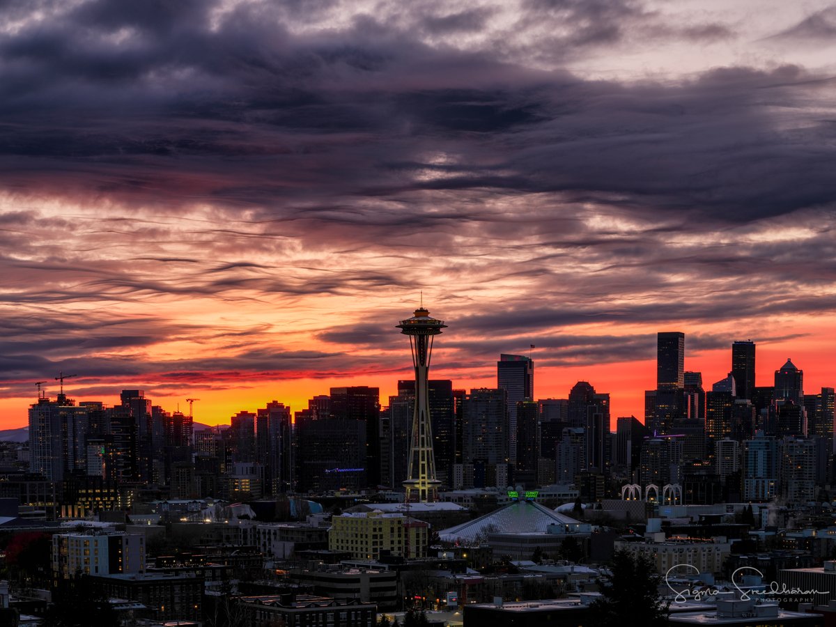 sigmas's tweet photo. Gorgeous #Seattle #Sunrise this morning with the snow covered roof tops. https://t.co/9hB8Vlw5G9