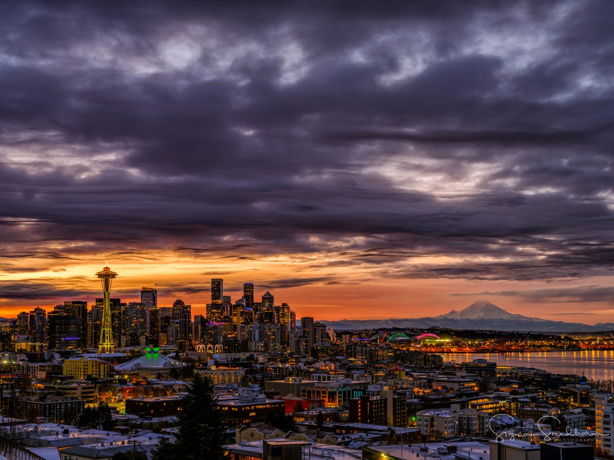 sigmas's tweet photo. Gorgeous #Seattle #Sunrise this morning with the snow covered roof tops. https://t.co/9hB8Vlw5G9