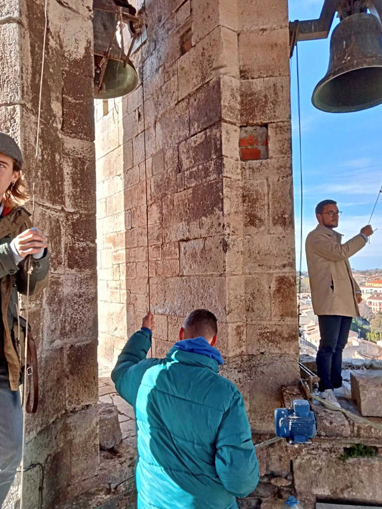 ParroquiaMoia's tweet photo. 🔔Avui a les 12:00h al Campanar de la @ParroquiaMoia hem fet repicar les campanes per celebrar que el toc manual ha estat declarats Patrimoni Cultural Immaterial de la Humanitat per la @UNESCO 

Primer s'ha fet el toc de l'àngelus i després el repic de celebració. Enhorabona! 🎉 https://t.co/77g1E39oEJ