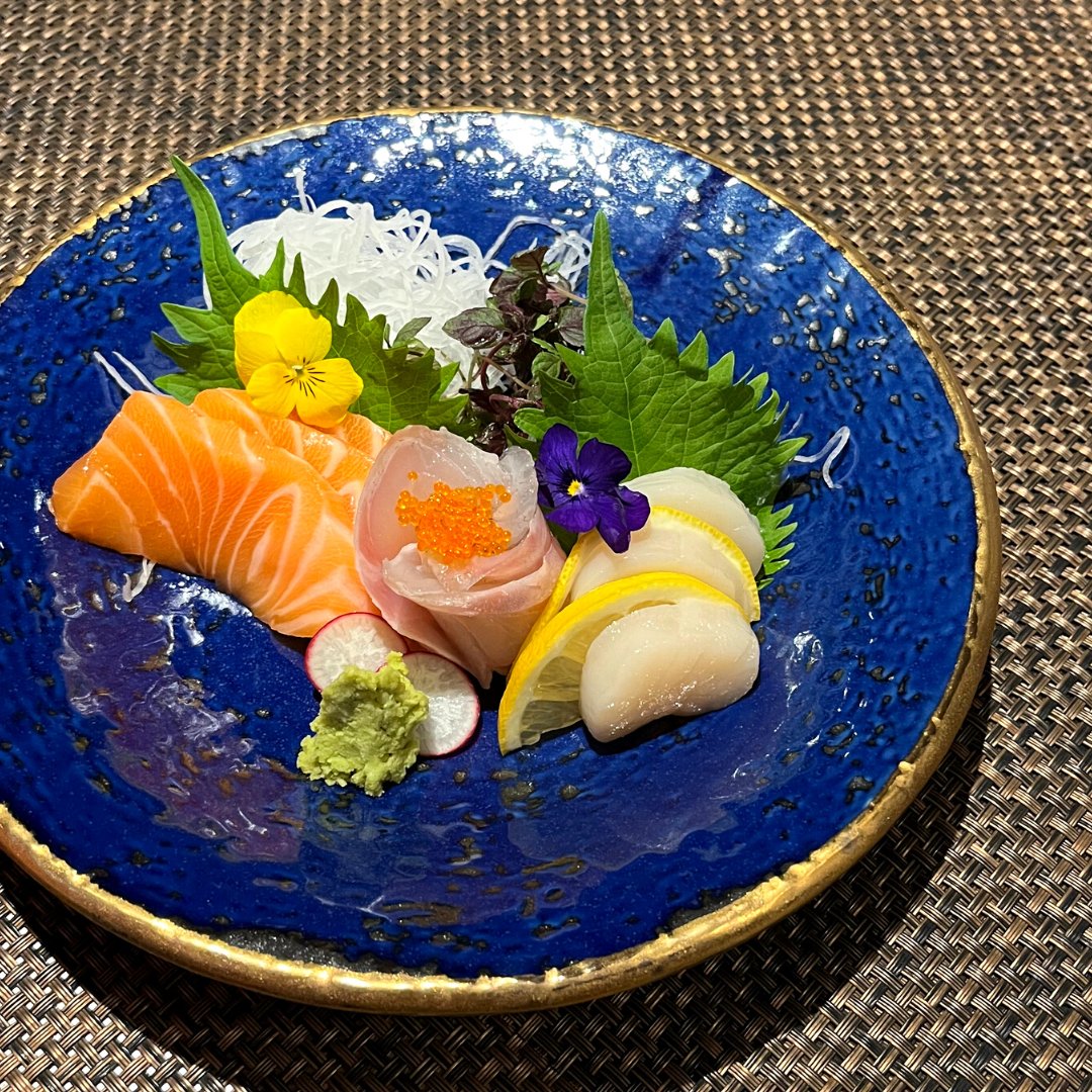 Omakase sashimi of the day 🐟🐠🐡 We love to pair with Kokuryu Junmai Ginjo, a deeply flavourful sake served by the glass, yum😉 #japanesefoodlondon #sashimi #omakase #matchacake #luxurydining #wagyu #junmaiSake #maki #chefZu #mackerelSushi #japanesecuisine #sakePairing