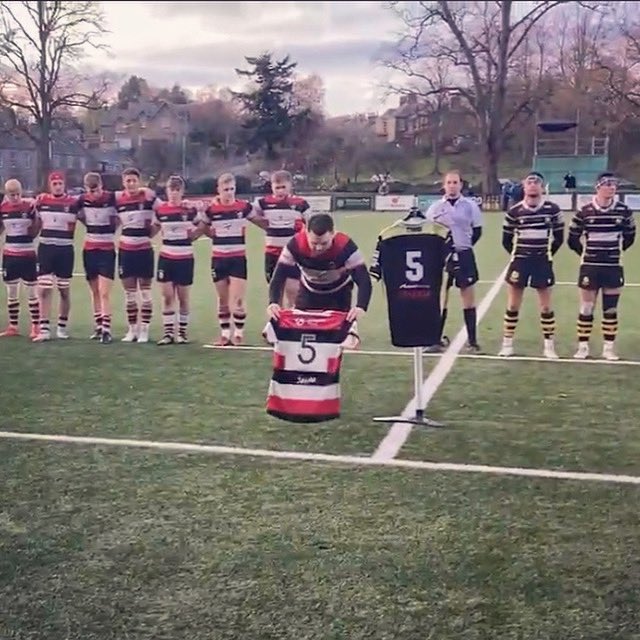 Our humble respects are paid to a giant of Scottish rugby. Captain, Shaun MacDonald lays a 5 Stirling County shirt in memory of the late Doddie Weir 🔴⚫️⚪️ <a href="/DoddieWeir5/">Doddie Weir OBE</a>