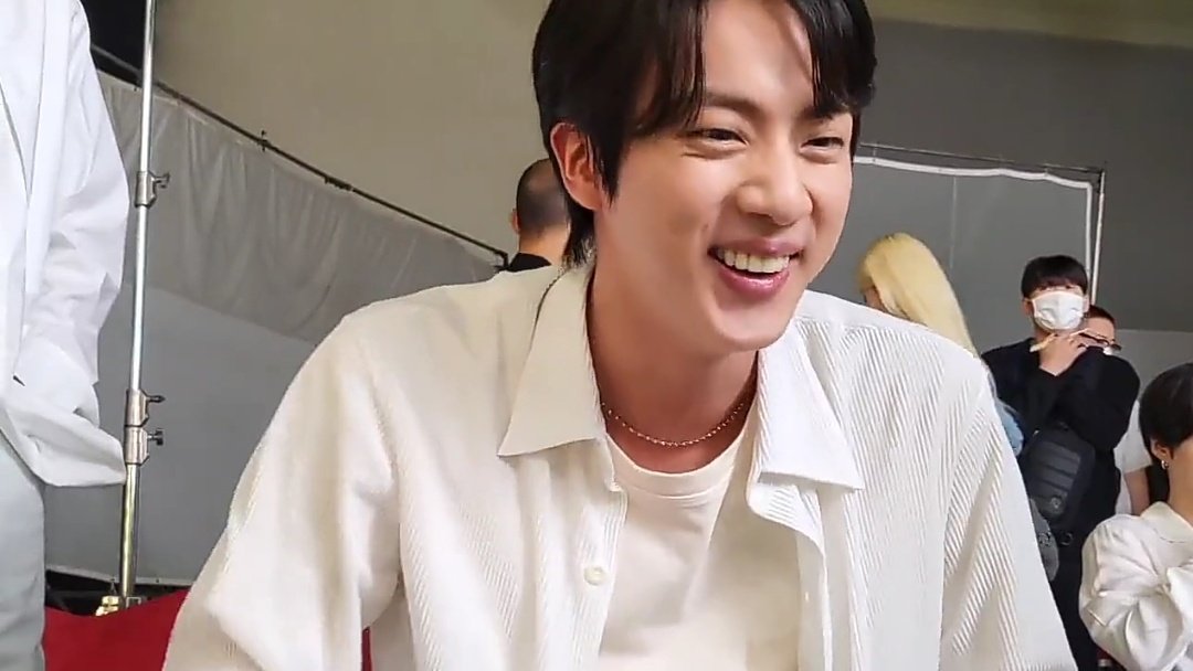 kiss_seven7's tweet image. — Hilo de Traducción del vídeo que J-hope compartió para el cumpleaños de Jin, dónde se puede ver a Jin junto a los miembros en el backtage para el comercial de tokopedia 🐹💜 

#HappyBirthdayJin #HappyJINday @BTS_twt (+)