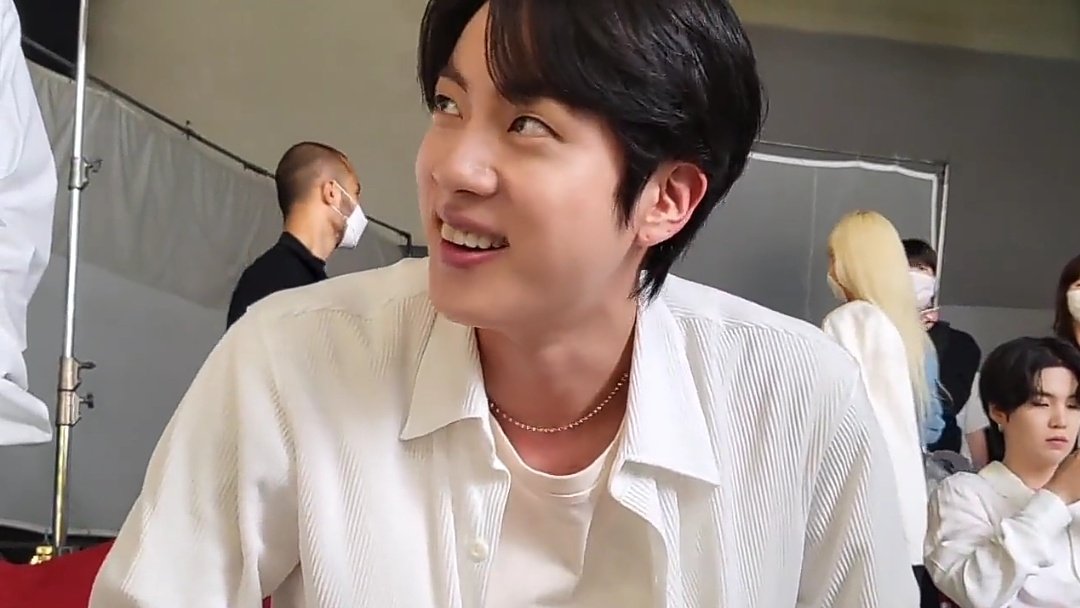 kiss_seven7's tweet image. — Hilo de Traducción del vídeo que J-hope compartió para el cumpleaños de Jin, dónde se puede ver a Jin junto a los miembros en el backtage para el comercial de tokopedia 🐹💜 

#HappyBirthdayJin #HappyJINday @BTS_twt (+)