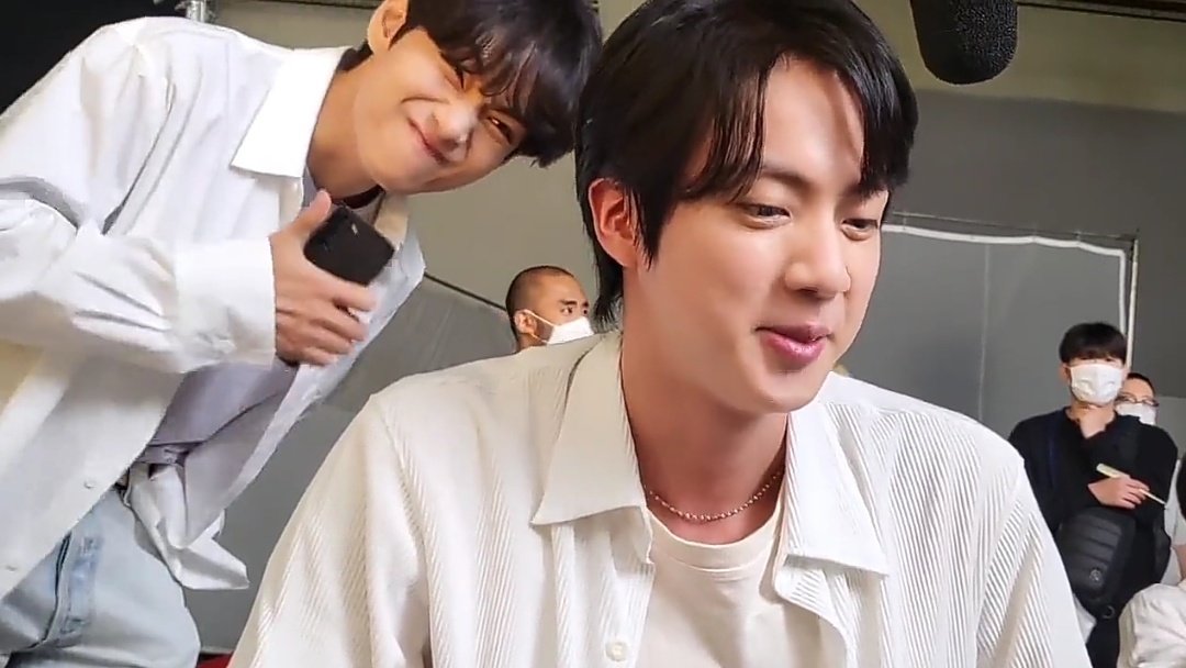 kiss_seven7's tweet image. — Hilo de Traducción del vídeo que J-hope compartió para el cumpleaños de Jin, dónde se puede ver a Jin junto a los miembros en el backtage para el comercial de tokopedia 🐹💜 

#HappyBirthdayJin #HappyJINday @BTS_twt (+)