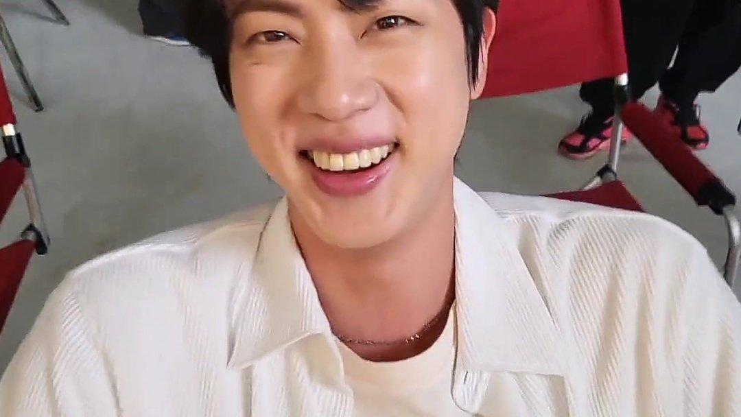 kiss_seven7's tweet image. — Hilo de Traducción del vídeo que J-hope compartió para el cumpleaños de Jin, dónde se puede ver a Jin junto a los miembros en el backtage para el comercial de tokopedia 🐹💜 

#HappyBirthdayJin #HappyJINday @BTS_twt (+)