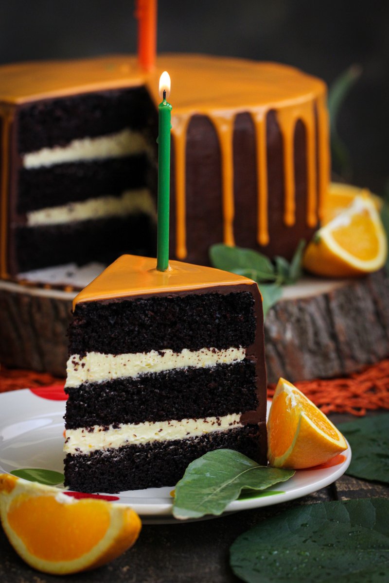 كيكة بنكهة شتوية🍊: طبقات كيكة الشوكولاتة بحشوة كريمة البرتقال على الطريقة الألمانية ومغطاة بجناش الشوكولاتة. الطريقة هنا: byamani.net/index.php/2022…