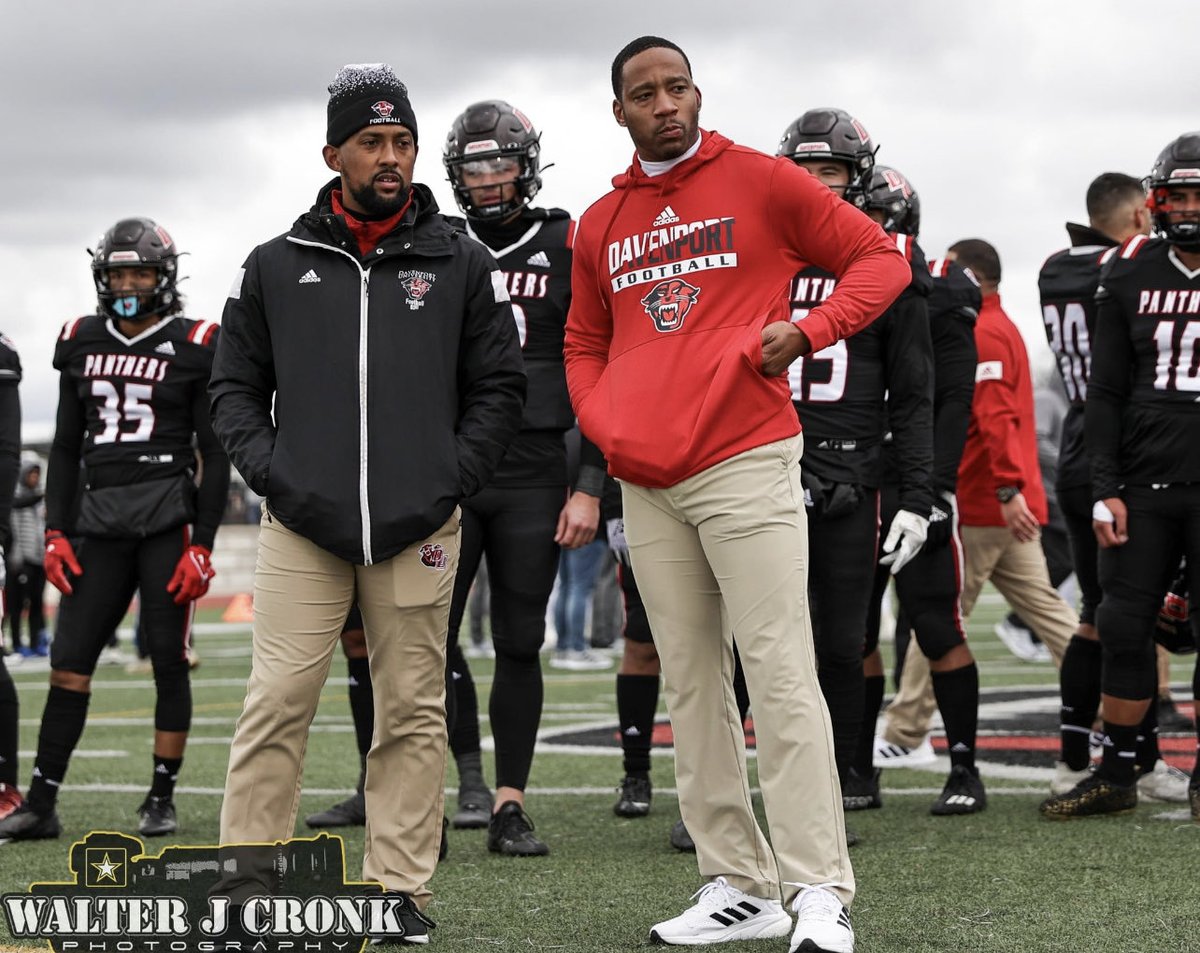 SparkyMcEwen1's tweet photo. Every young student athlete that plays defense, needs to experience these 2 young guns, jump in their DM’s! DB Guru and LB extraordinaire as coaches!!! #BAM #Ubuntu #TheyDifferent https://t.co/QYRDqlmGkv