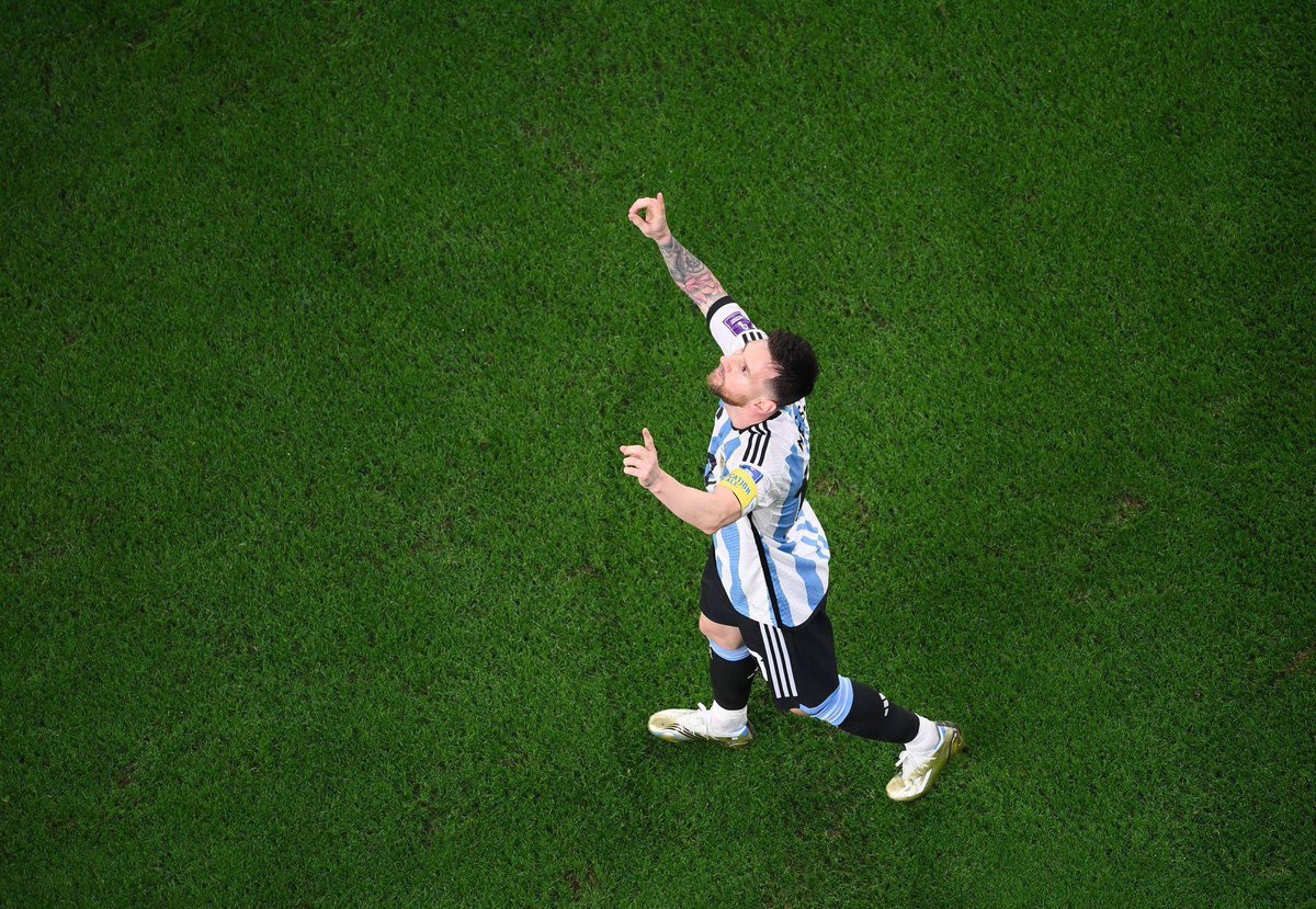 Futbolu özetlemek için basit bir kelime:

Messi.