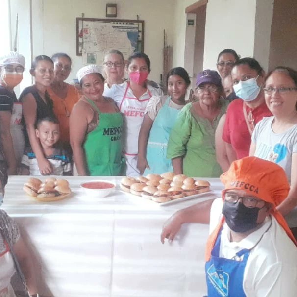 GranadaMefcca's tweet photo. #MEFCCAGranada realiza cursos de Agroindustrializacion en técnicas de conservación de frutas, elaborando sirope para raspados y carne para hamburguesas con protagonistas del municipio de Granada.

#puebloalcalde 
#pueblopresidente https://t.co/GADcBOeVdd