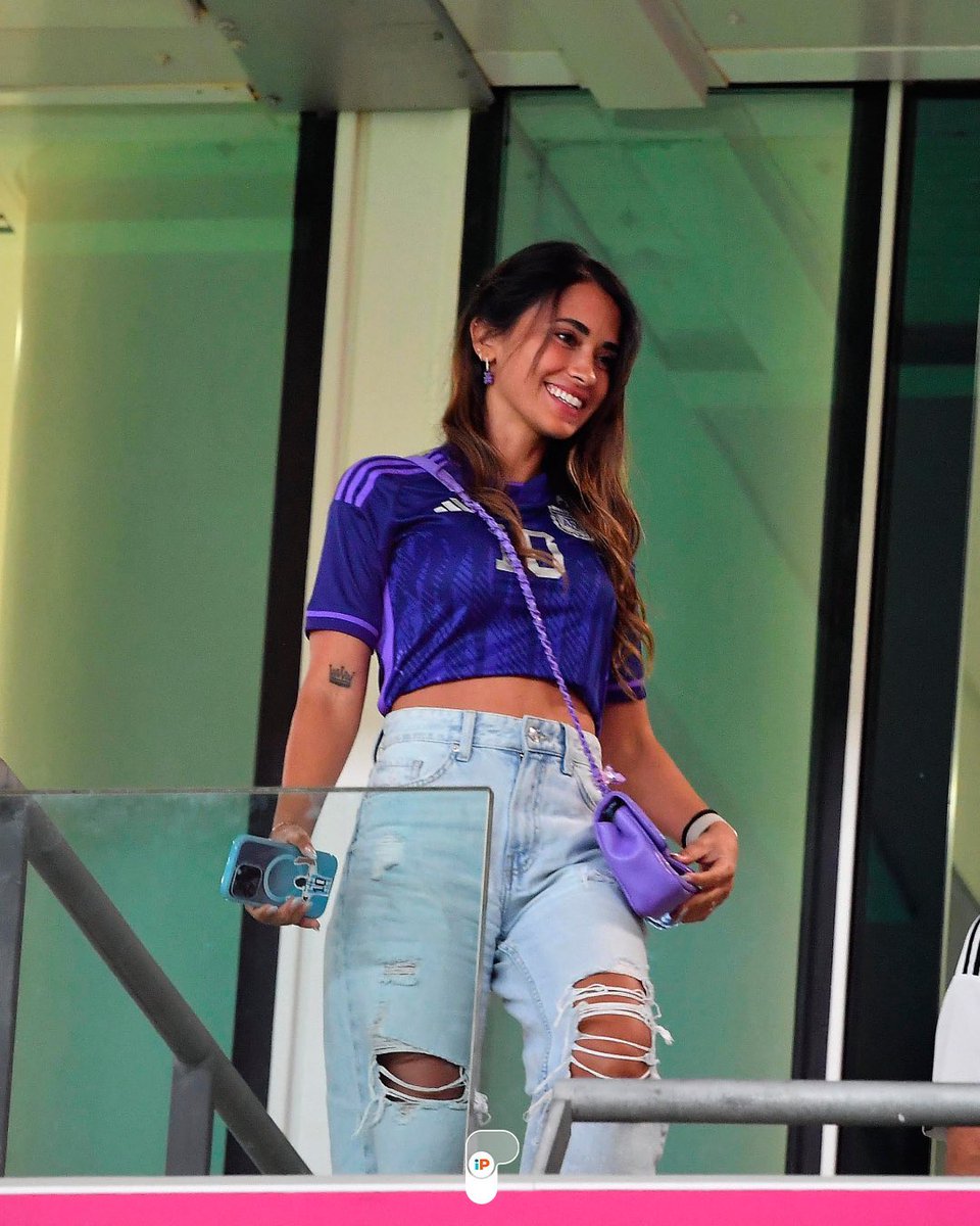 velvetnikola's tweet image. Antonella tiene un sticker de Messi pegado en el celu🥺✨😭✊🏼💕🇦🇷