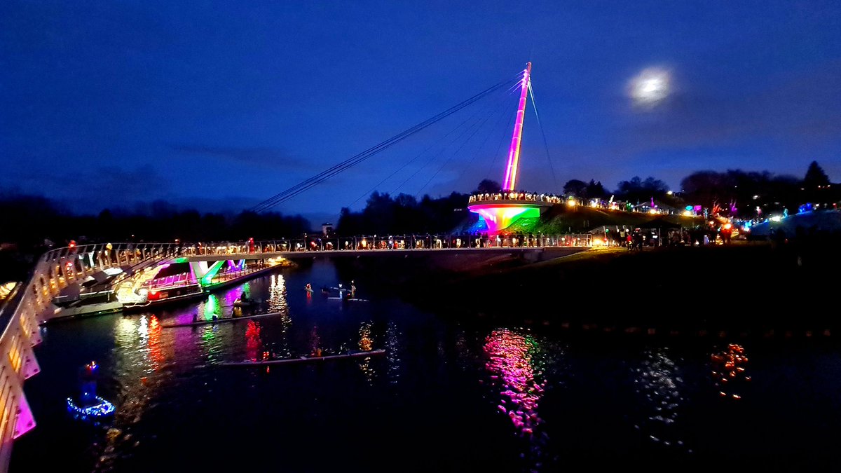 is_glasgow's tweet photo. The official opening of the new Stockingfied Bridge on the Forth and Clyde Canal in Glasgow.

#glasgow #maryhill #ruchill #gilshochill #stockingfieldjunction #stockingfieldbridge #canals #scotland #scottishcanals #lights @scottishcanals https://t.co/ZeZzYrTyX3