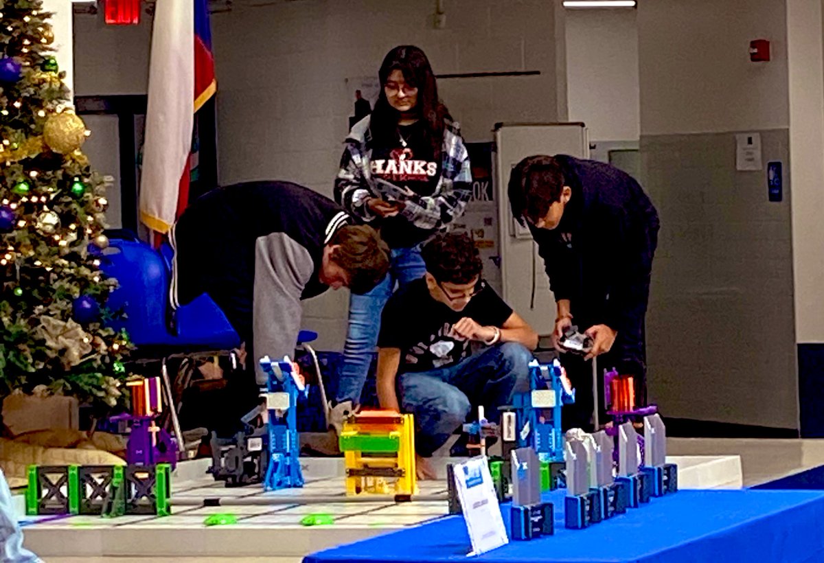 catherinedoc12's tweet photo. Team work makes the dream work! The intensity and focus from the students is contagious! Thank you @ywlarobotics for hosting! #MiddleMatters #CompetitionIsFun #AlwaysLearning @MalindaVillalo2 @Ysleta_YWLA @YsletaISDCTE @HANKSMSYISD https://t.co/j09zQSGXKf